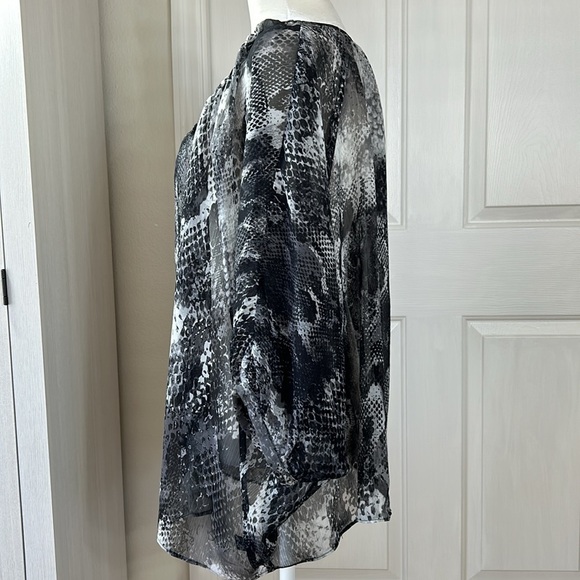 Express Gray Sheer Snakeskin Patterned Long Sleeve Batwing Blouse M - Picture 4 of 7